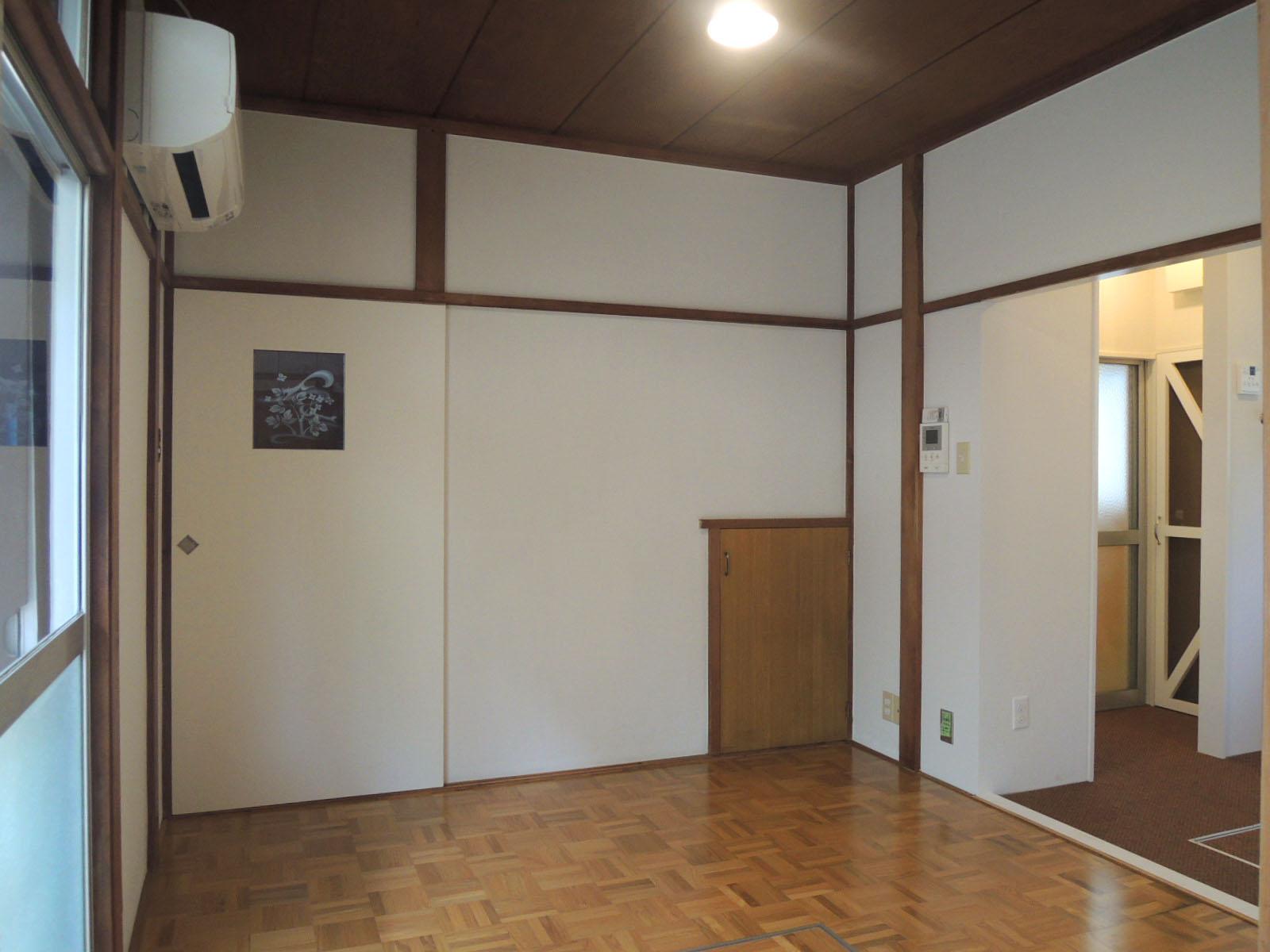和室から見る居間、右側キッチン奥にお風呂場あり