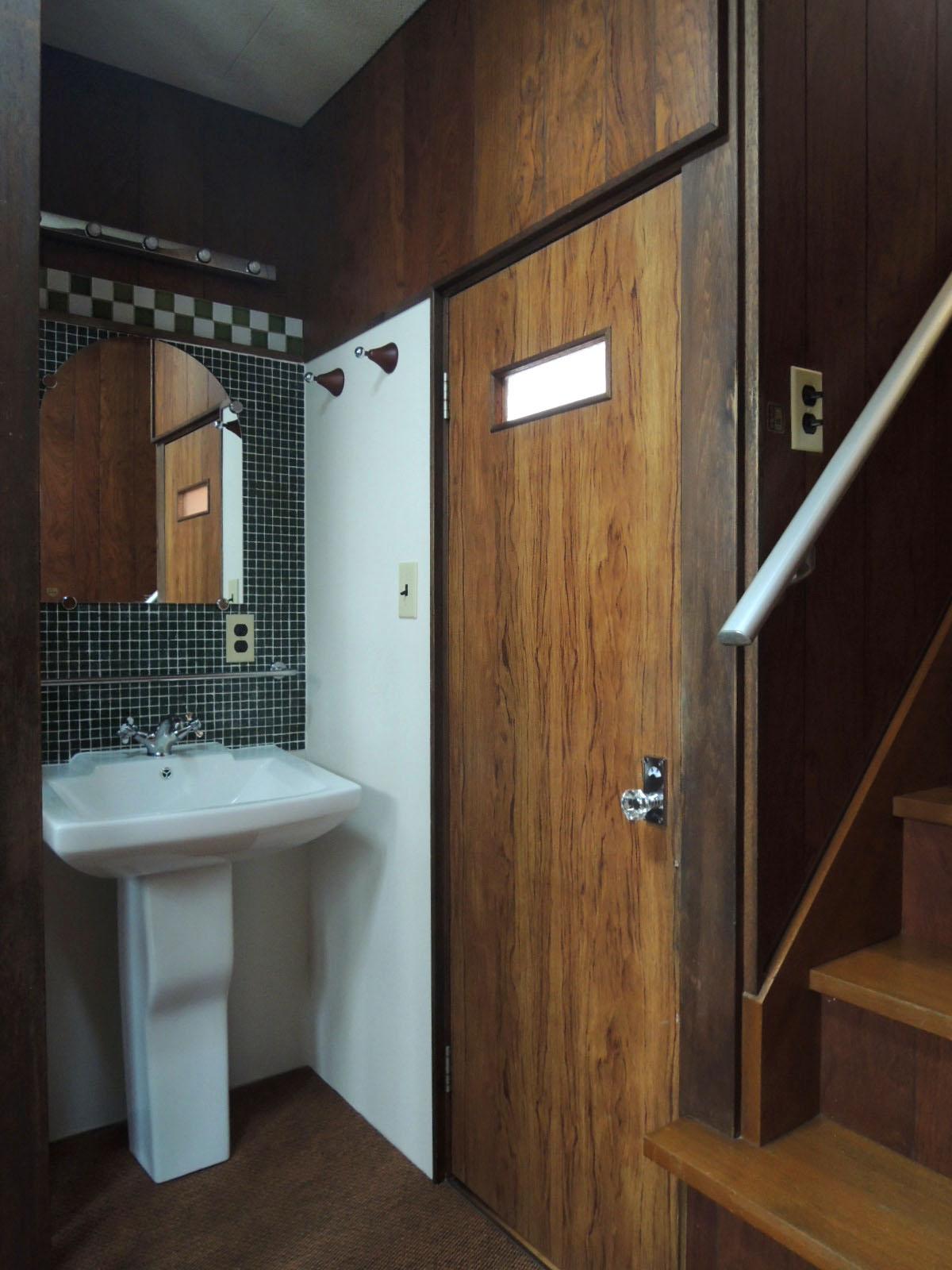 玄関前のトイレにも洗面台が、ここから2階に