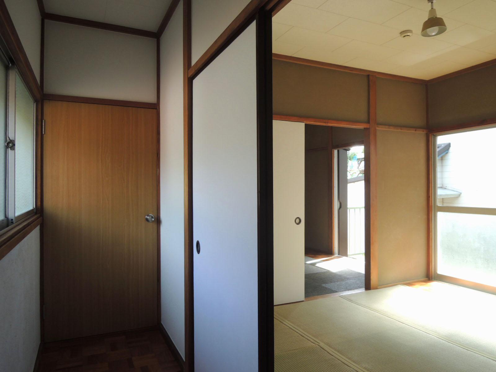 2階は和室2間、左にドアがあるので分けて使うことも
