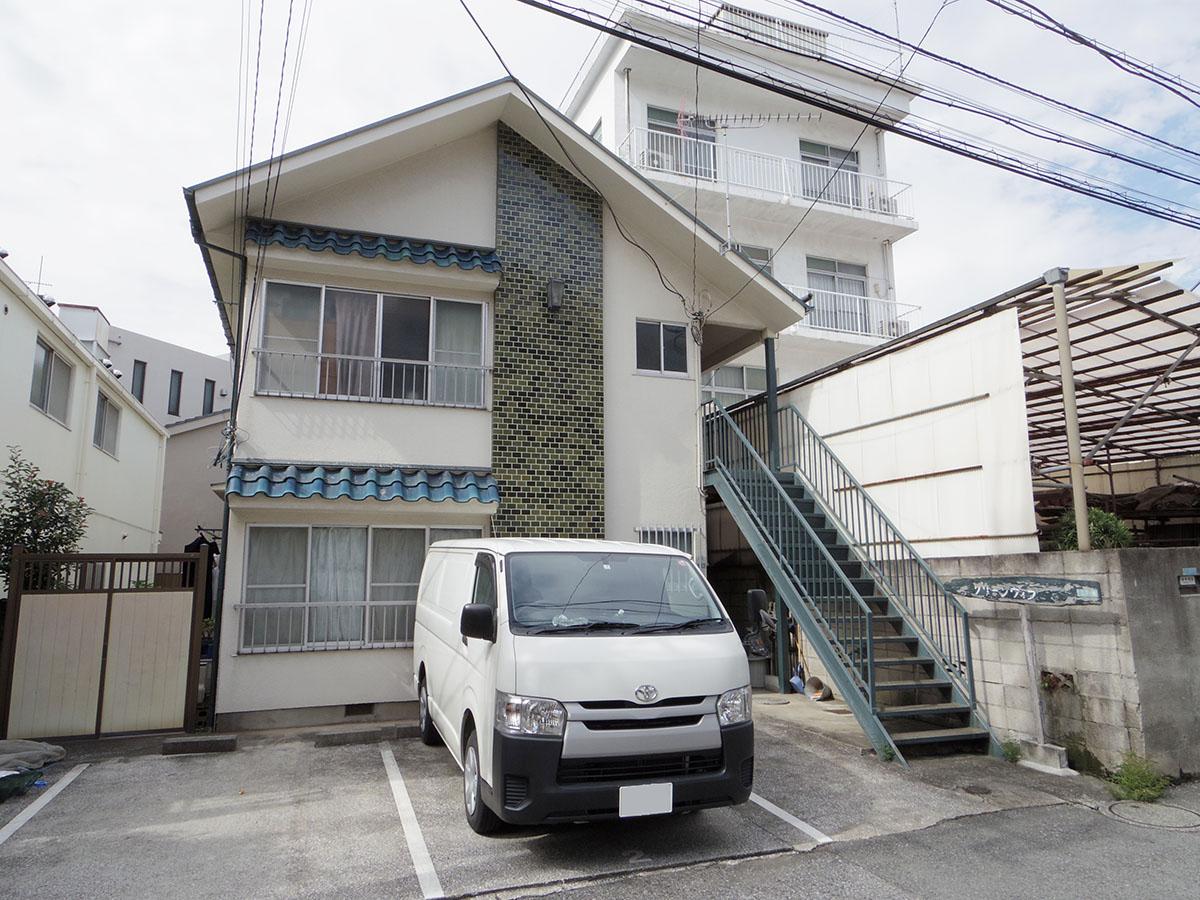 外観はレトロな木造アパート。オリーブ色のタイルがいい感じ