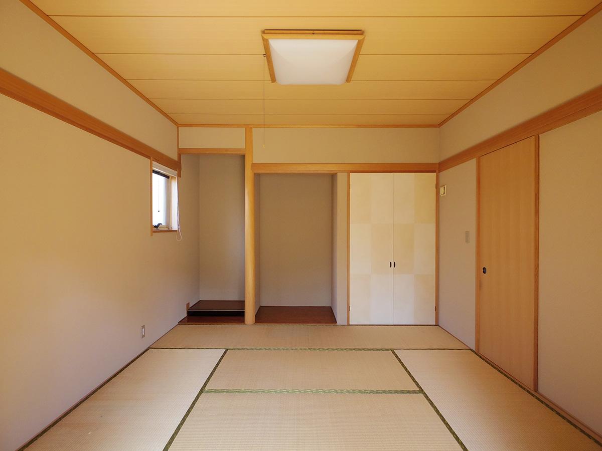 リビングから玄関ホールをはさんで和室がある