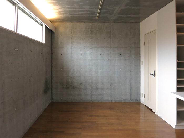 横浜市旭区鶴ヶ峰の賃貸物件/小さめのワンルームだけど、広く感じる工夫が。右の白い扉はウォークインクローゼット。