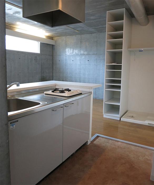 横浜市旭区鶴ヶ峰の賃貸物件/玄関・キッチン。使い勝手は良さそう。