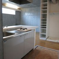 横浜市旭区鶴ヶ峰の賃貸物件/玄関・キッチン。使い勝手は良さそう。