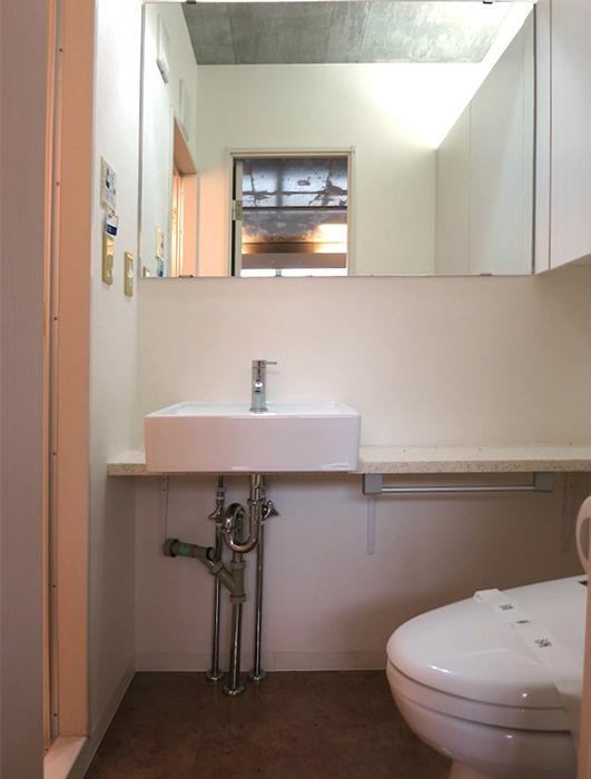 横浜市旭区鶴ヶ峰の賃貸物件/洗面台は大きめの鏡で広く感じます。右側には収納も。