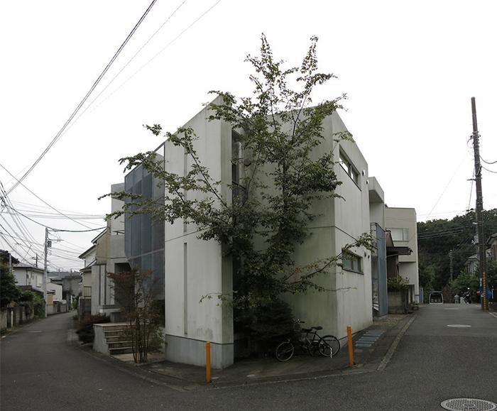 横浜市旭区鶴ヶ峰の賃貸物件/すっきりとした外観、共用部分は開放的。