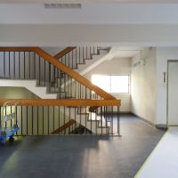 渋谷区代々木の賃貸物件/共有部。木製の手すりが一層ビンテージの良さを醸し出しています。
