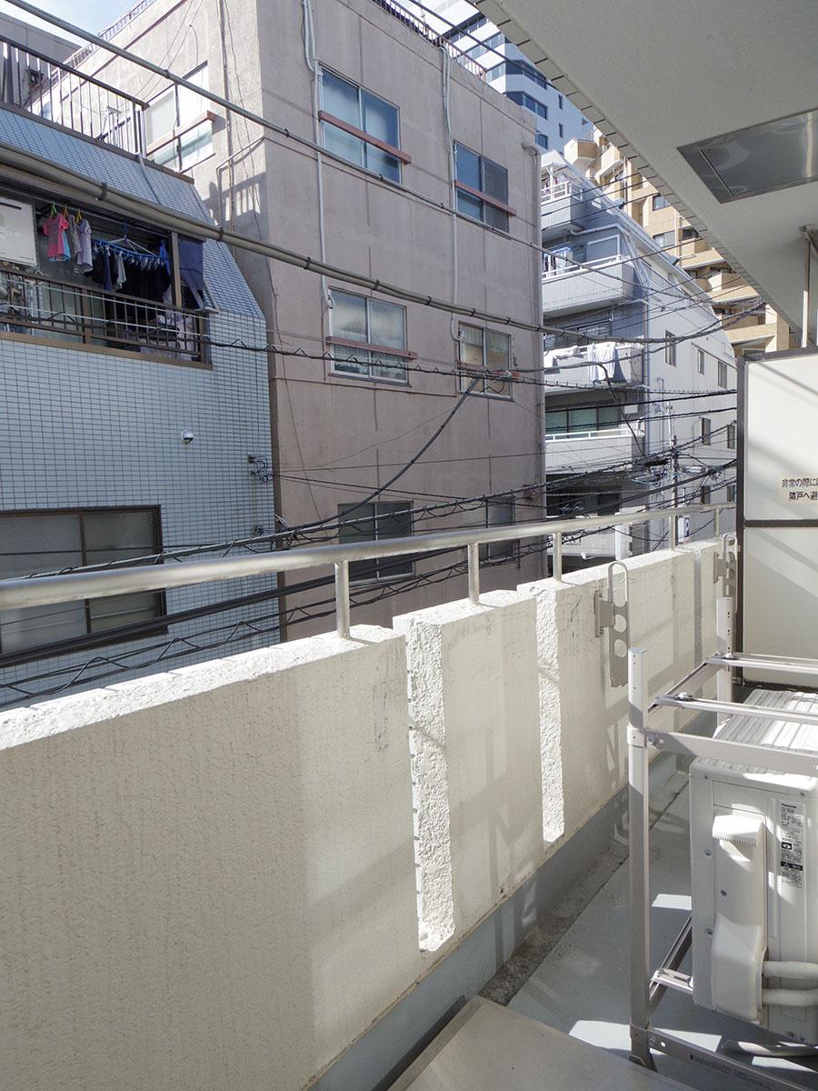 バルコニーのすぐ先には建物