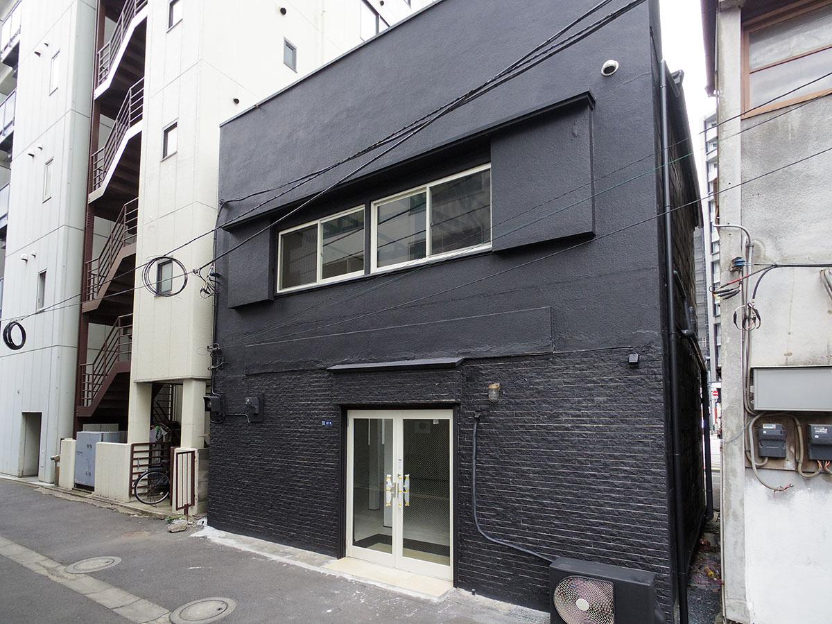外壁は黒く塗装されている