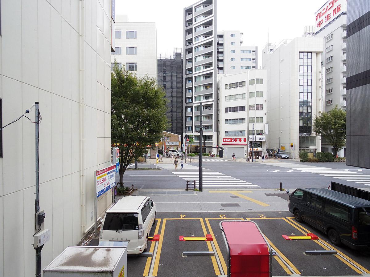 2階東側眺望。窓の先が駐車場のため、抜けがあり、歩道の緑も見える