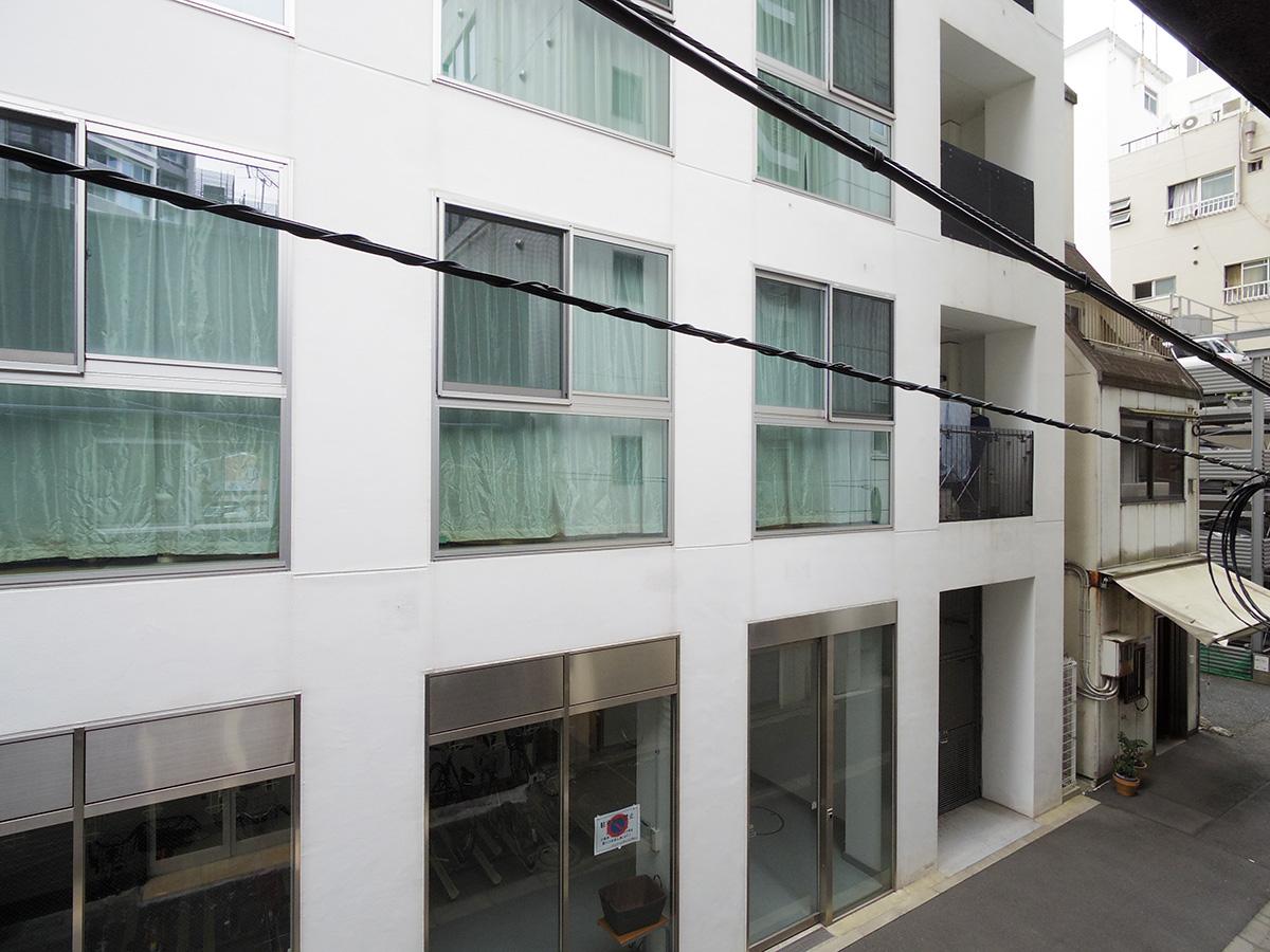 2階西側の眺め。窓の先は建物