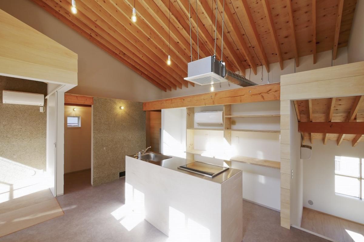 杉並区大宮の賃貸物件/光もたくさん差し込んできます（新築竣工時写真）＊今回募集の区画は写真左隅のエアコンが見えている区画