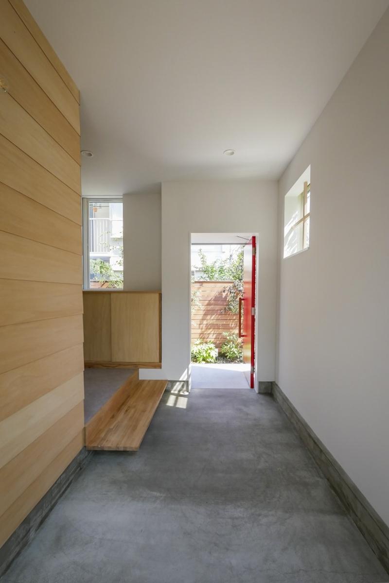 杉並区大宮の賃貸物件/1階玄関の土間スペース：基本的には大家さんが自転車等置いて使用していますが、何か使い方にご希望があれば相談ください（新築竣工時写真）