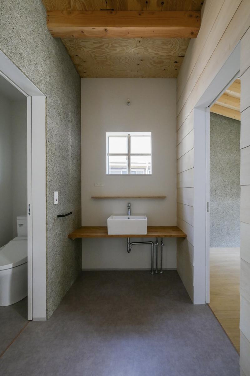 杉並区大宮の賃貸物件/2階洗面台とトイレ前（新築竣工時写真）