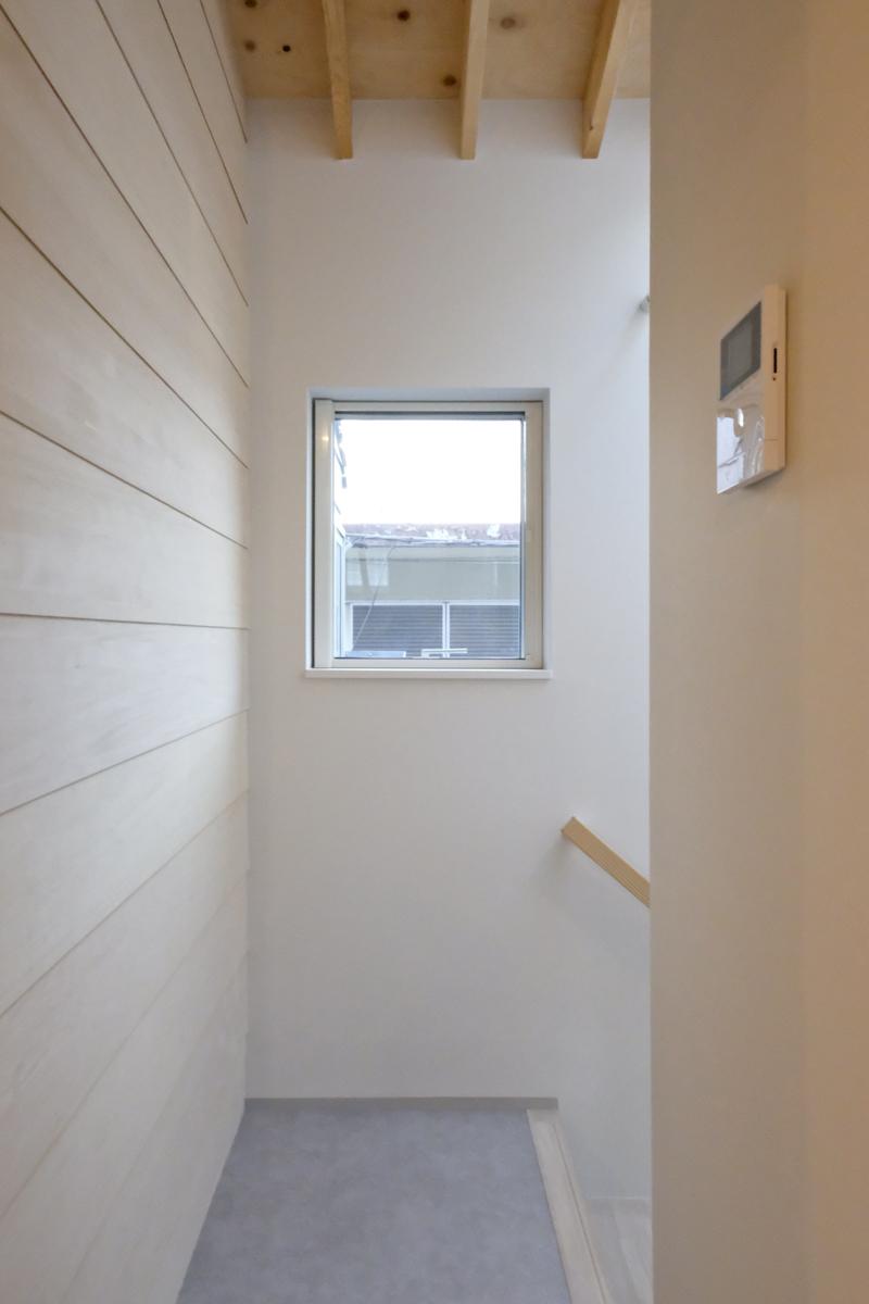 杉並区大宮の賃貸物件/2階から1階へ降りる階段。室内様々な場所に窓があります（新築竣工時写真）