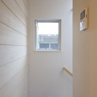 杉並区大宮の賃貸物件/2階から1階へ降りる階段。室内様々な場所に窓があります（新築竣工時写真）