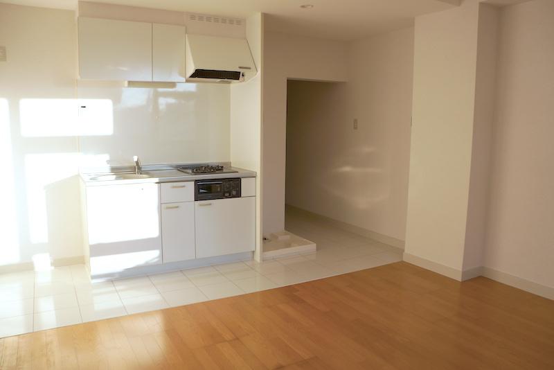 横浜市西区東ヶ丘の賃貸物件/キッチンの左右に冷蔵庫と洗濯機スペース