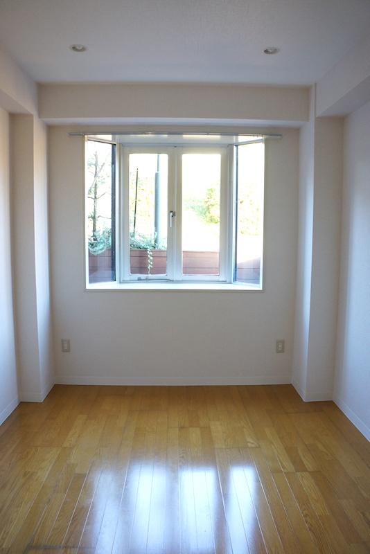 横浜市西区東ヶ丘の賃貸物件/寝室は眺望こそありませんが、建物の道路向かいには野毛山公園があります