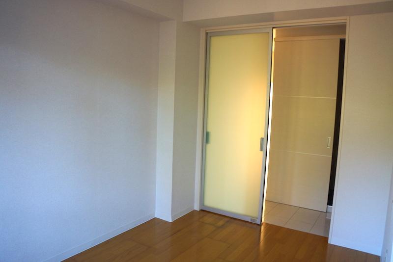 横浜市西区東ヶ丘の賃貸物件/引戸は半透明なので、リビング側からの光が入ってきます