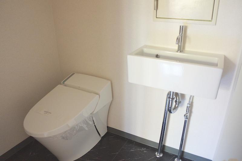 横浜市西区東ヶ丘の賃貸物件/脱衣所にはシンプルなトイレと洗面