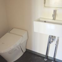 横浜市西区東ヶ丘の賃貸物件/脱衣所にはシンプルなトイレと洗面