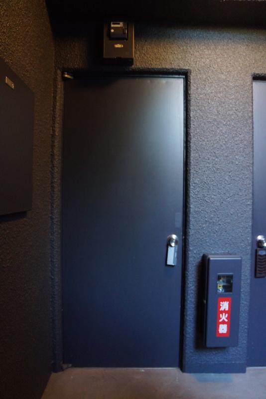 横浜市西区東ヶ丘の賃貸物件/玄関ドアもダーク系