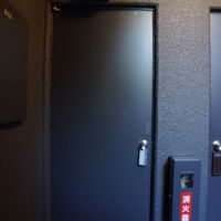 横浜市西区東ヶ丘の賃貸物件/玄関ドアもダーク系