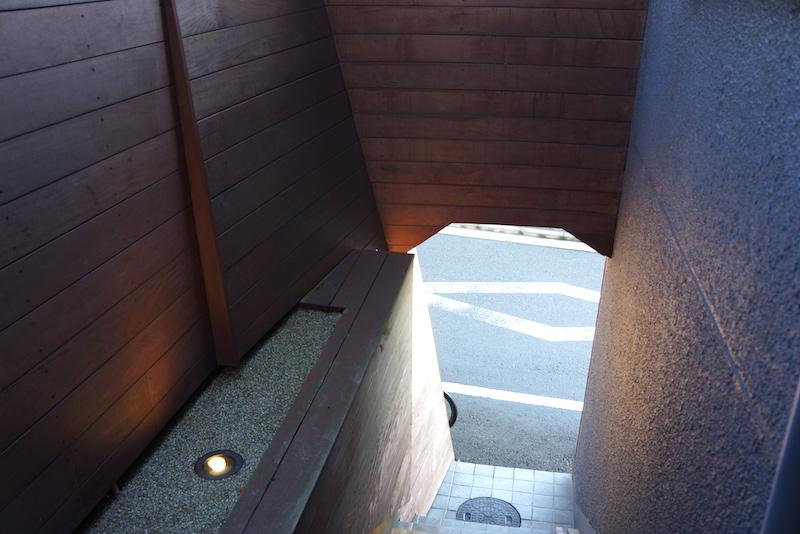 横浜市西区東ヶ丘の賃貸物件/木張りの階段アプローチ