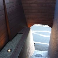 横浜市西区東ヶ丘の賃貸物件/木張りの階段アプローチ