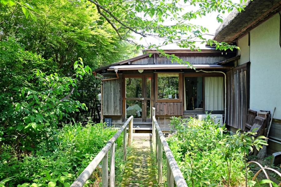 庭から住居部分へつながる道