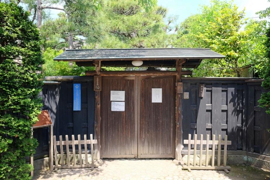 板塀と切妻の屋根が乗った趣のある門