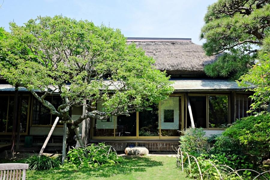 庭から見た外観。数寄屋風の平家は鎌倉市の景観重要建築物、作家・大佛次郎茶亭