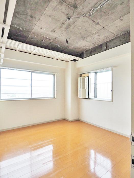 北西側の洋室。ここの部屋からも抜けるような景色が楽しめる