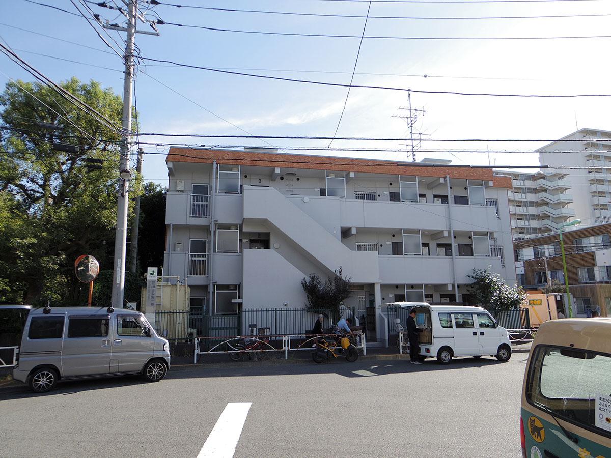マンションエントランス側