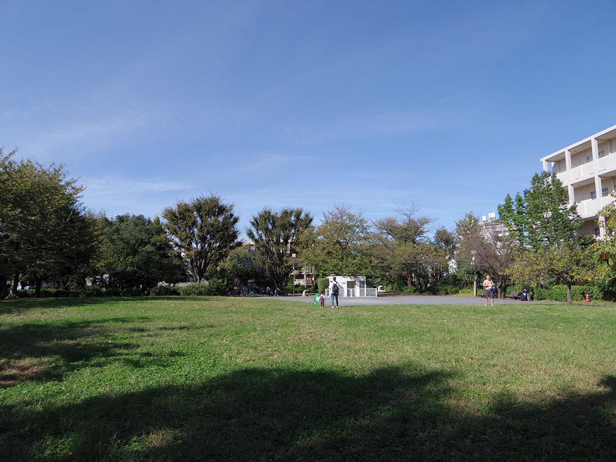 建物に隣接する東山公園