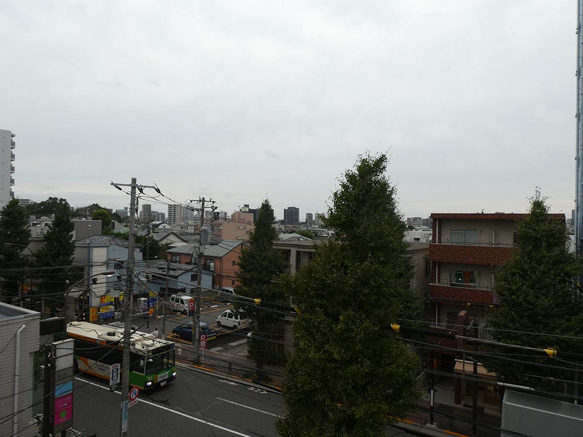 窓をのぞき込むと眺望が抜けている