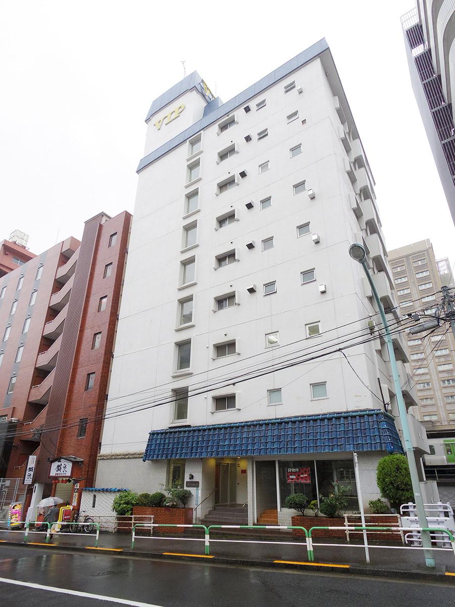 白い外壁に青い瓦がシブいレトロビル