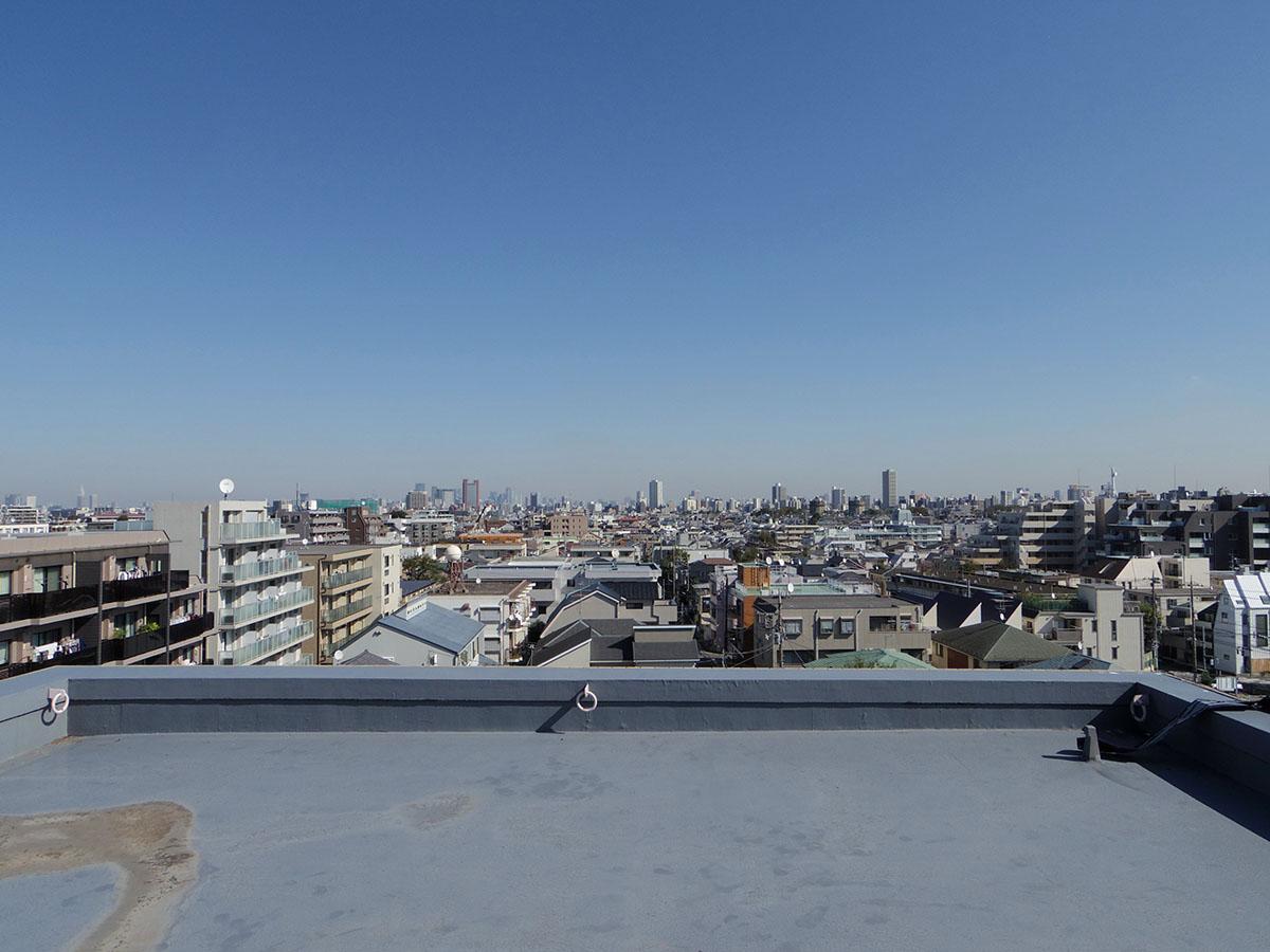 ルーフバルコニーからは東京タワーもスカイツリーも見える