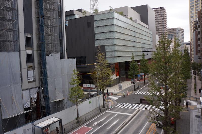 開口部から右手を見ると軽やかな建物(NHK横浜放送局)