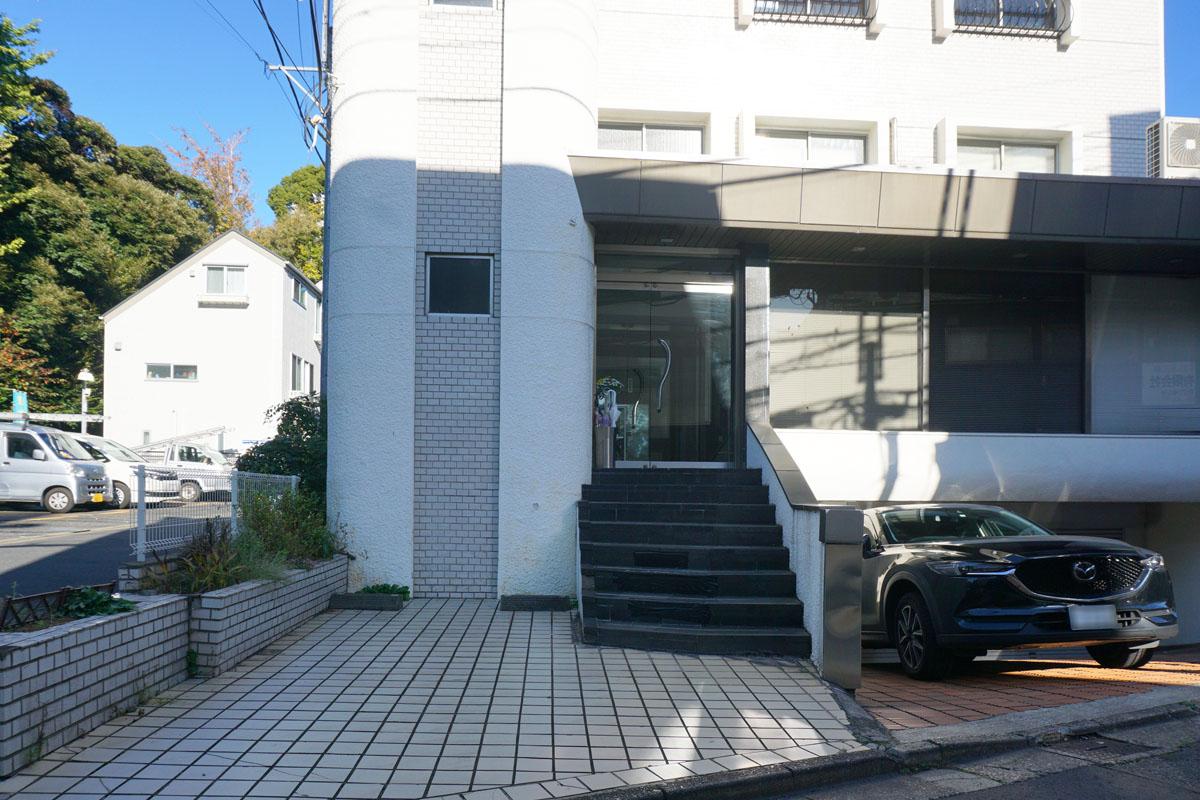 建物エントランス、エレベーターはなし