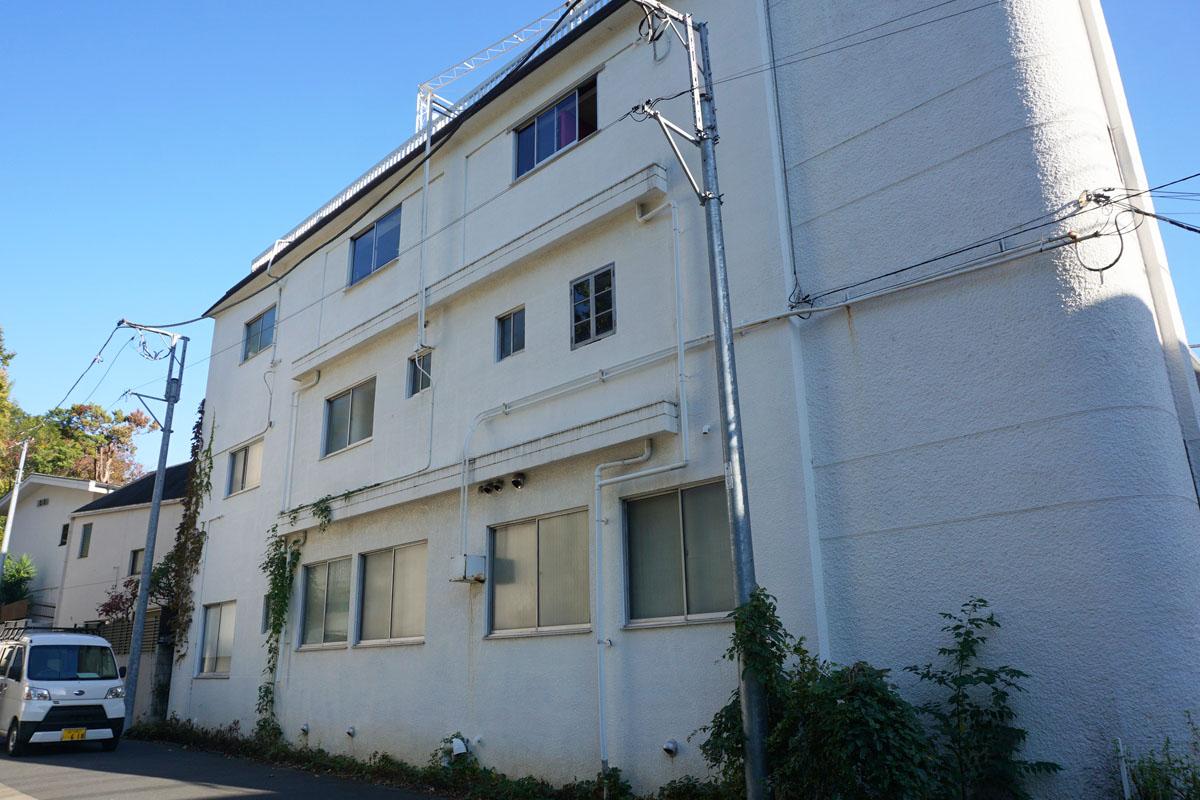 窓の大きさや配置が可愛らしく、町工場みたいな雰囲気がある