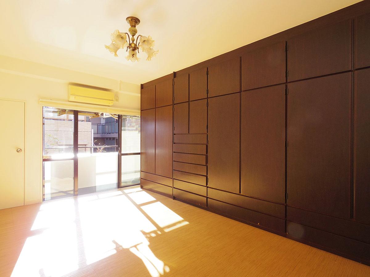 10畳の洋室。天井まで高さのある大型の造作棚付き