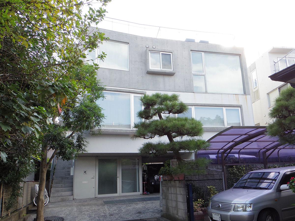 とても静かな住宅街にひっそりと立つコーポラティブハウス