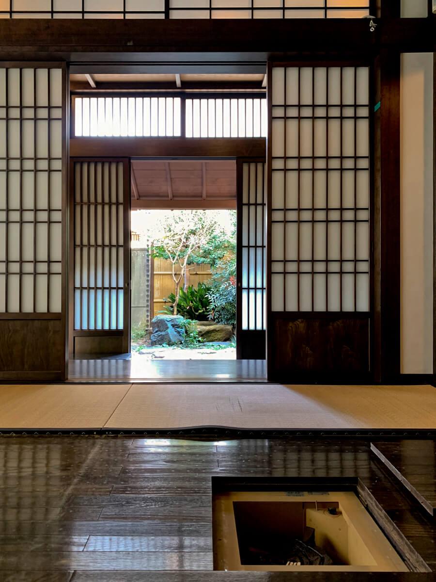 世田谷区砧の賃貸物件/1階：庭を見ながらお茶をいれられる位置はここ（こちらの写真は前回募集時のもの）