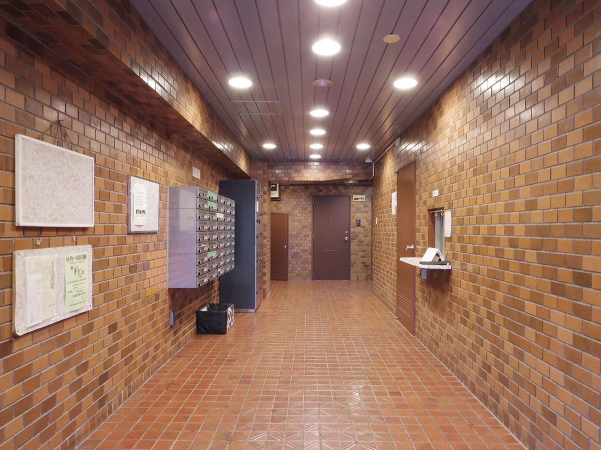 きれいに手入れされたエントランス。奥に見えているドアが今回の部屋の入り口