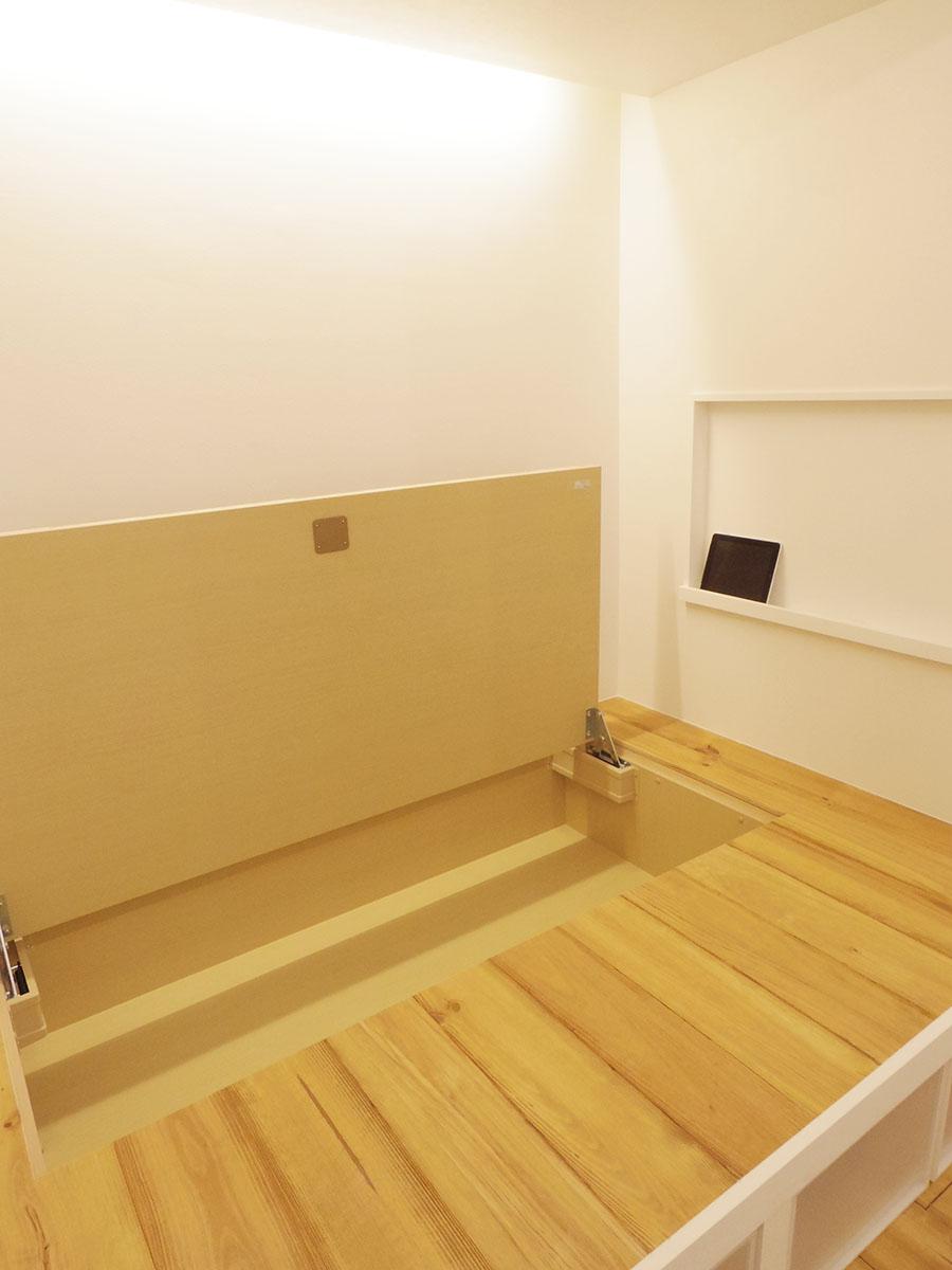 小上がりの奥側にもしっかりと荷物が入るようになっている