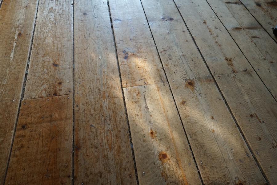 カナダ産の杉材。いい感じに使い込まれてます