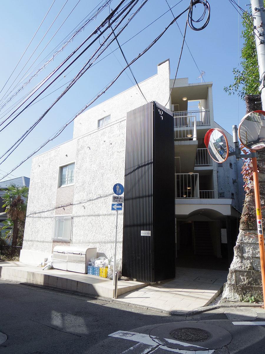 目黒の高台に立つレトロマンション