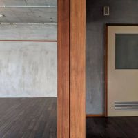 大田区大森中の賃貸物件/左側がメインの居室、右側引戸の先にバストイレ洗面がまとまっている