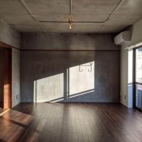 大田区大森中の賃貸物件/振り返る、左側の出入口は引戸がなくフルオープン